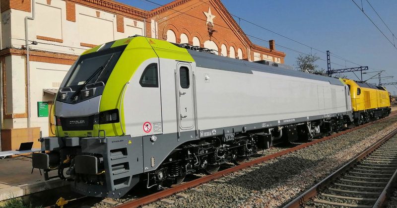 La-primera-locomotora-de-la-familia-Euro6000-en-salir-de-fabrica-estacionada-en-la-estacion-de-Zuera.-©-CAPTRAIN-ESPANA.jpg