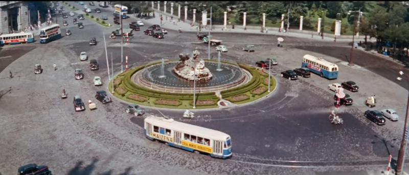 Cibeles con MAIZENA y C-C 0. 1957. Fotograma de Las chicas de azul.png