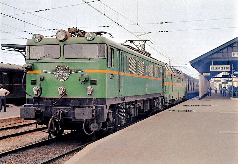 JAMM 279-008 dando DT a una 310 con el Expreso Bilbao-Madrid en Miranda 08-1969. Carlos Escudero..jpeg