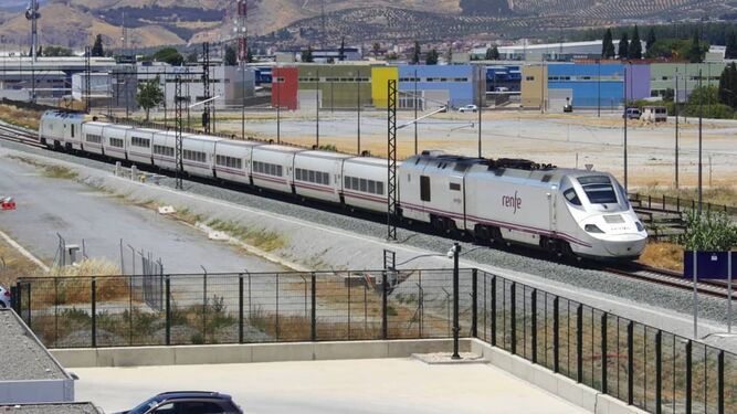 Tren-Serie-alimentacion-AVE-Granada-Madrid_1709239782_163930370_667x375.jpg