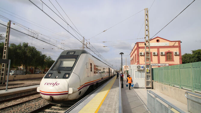 tren-Almeria-Granada-estacion-Huercal-Viator_1710739435_164204919_667x375.jpg