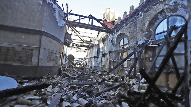 quedado-interior-estacion-incendio_1711639813_164394793_667x375.jpg