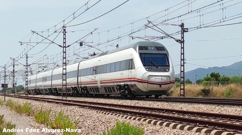 Serie 121-017 recién salido de la estación de Castellón en dirección norte el día 12-07-2022.jpg