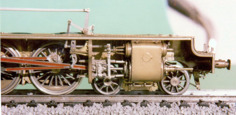 241-2001 bastidor locomotora 02.jpg