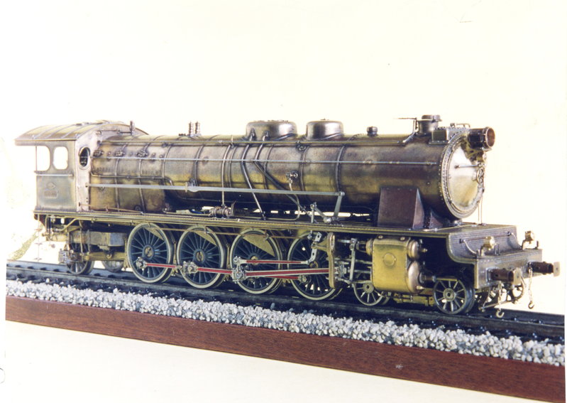 241-2001 locomotora 01.jpg