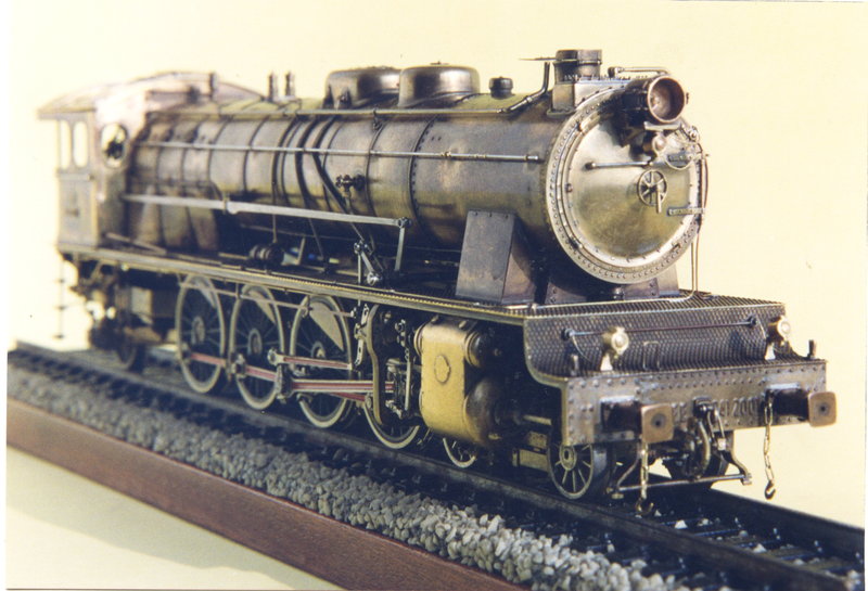 241-2001 locomotora 02.jpg