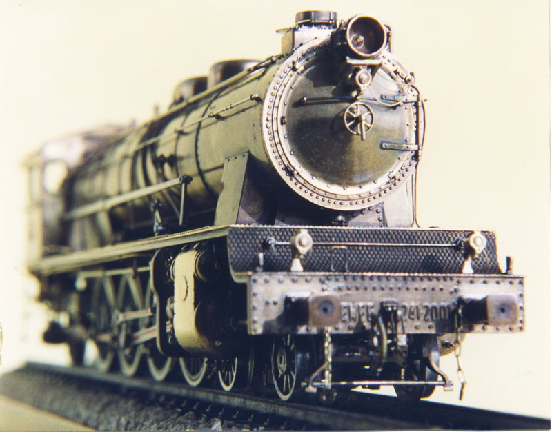 241-2001 locomotora 03.jpg