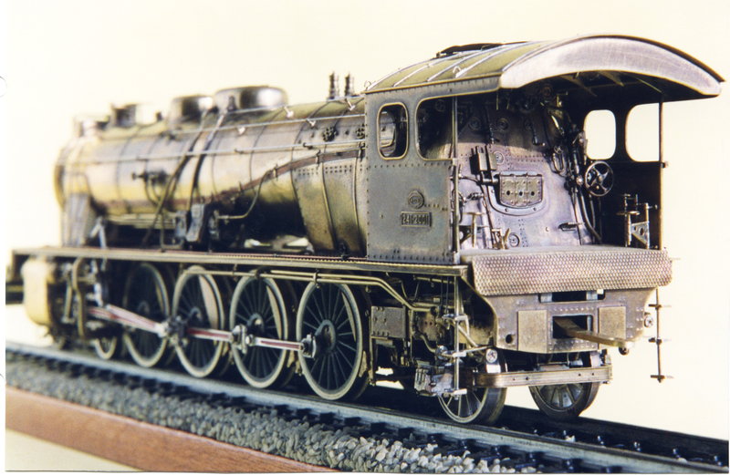 241-2001 locomotora 09.jpg