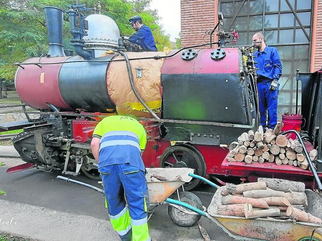 los-voluntarios-de-la-azaft-durante-la-puesta-en-servicio-de-la-locomotora-31-en-utrillas.jpeg