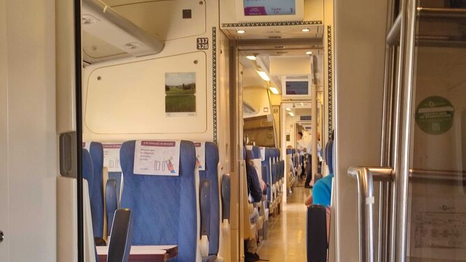 Interior-tren-Huelva-Sevilla-salia-martes_1734737215_169577433_667x375.jpg