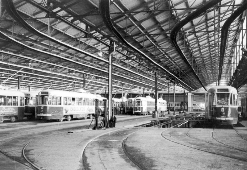 El 1068 y el 1129 en las cocheras de Fuencarral. 1966.jpg