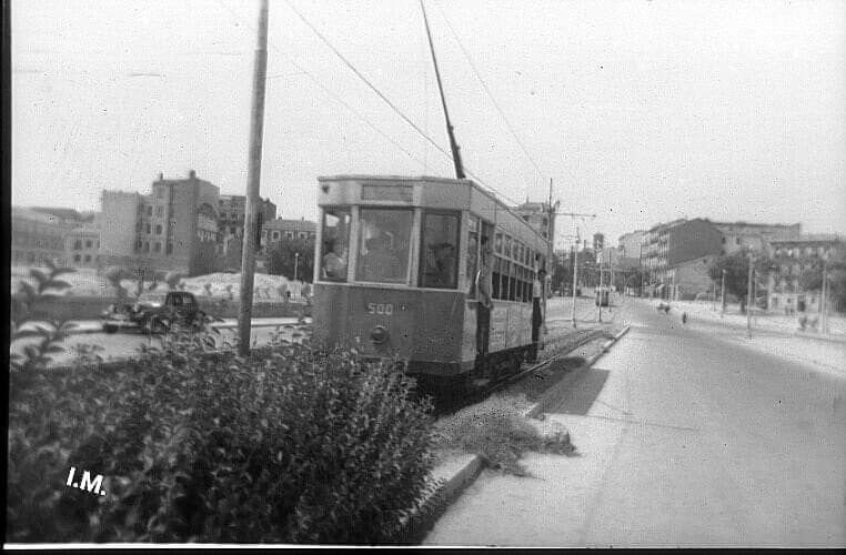 El 500 en línea 36 por el Puente de Segovia. 1955b.jpeg