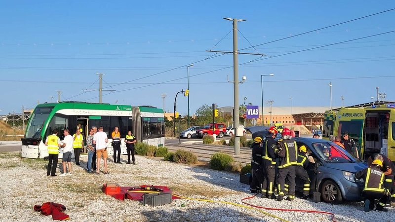 Malaga-arrolla-turismo-descarrila-accidente_1805530272_187687599_1200x675.jpg