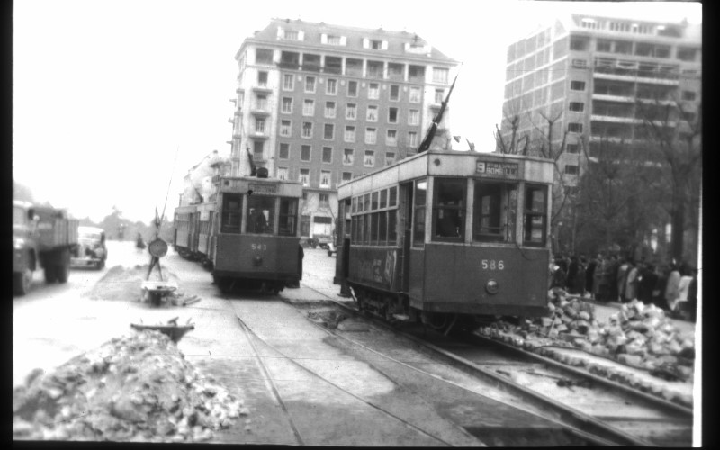 El 543 y el 586 en Plaza de España. Marzo de 1957.jpg