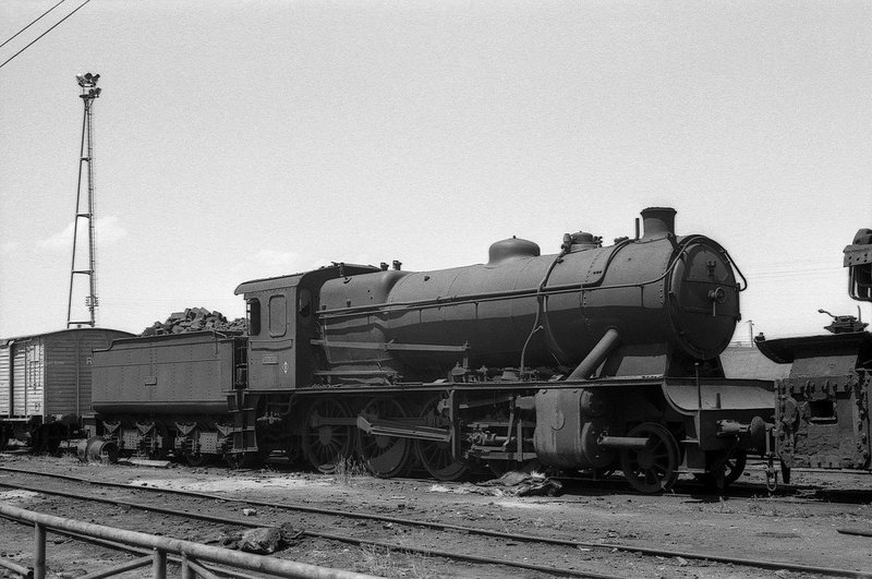 La 140-2513 una de las 22 locomotoras 1-4-0 construidas por Babcock & Wilcox entre 1927 y 1929 , ya retirada en MIRANDA DE EBRO. 12-Julio-1968.jpg