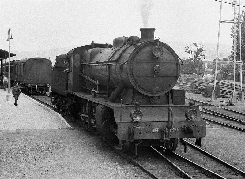 140-2517 Una Ex Santander Mediterraneo construida por Babcock & Wilcox. Recién desacoplada de un tren local de pasajeros en Calatayud el 20 de Junio 1967.jpg