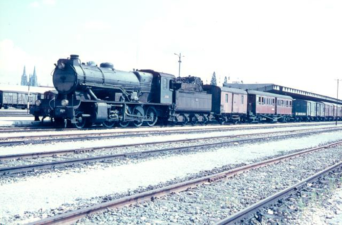 RENFE140-2526 SM 122  Burgos 01-05-1967.jpg