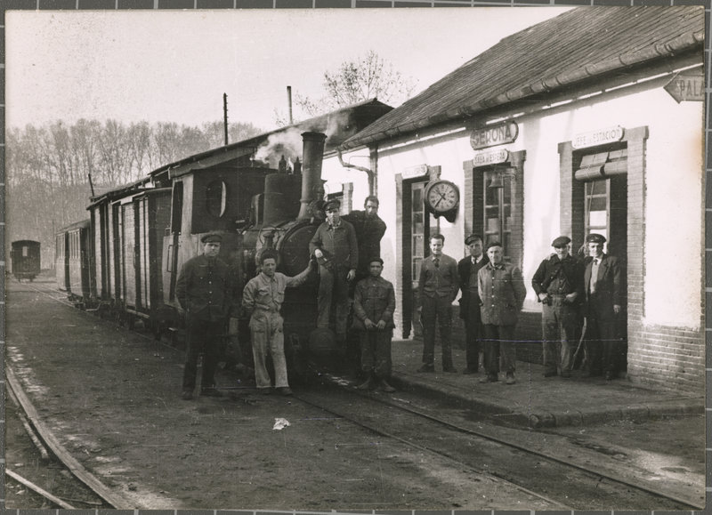 PGB_Un tren en la estacion de Gerona, en el barrio de Pedret, en los años 50 (Salvador Crescenti Miró).jpg