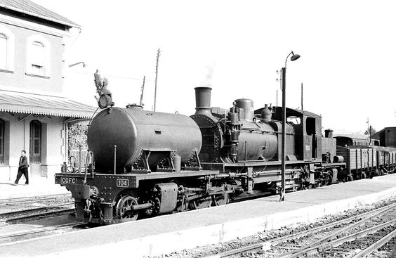 Locomotora Garrat 104 de la CGFC, en cabeza de una composición de mercancias, años 60.jpg