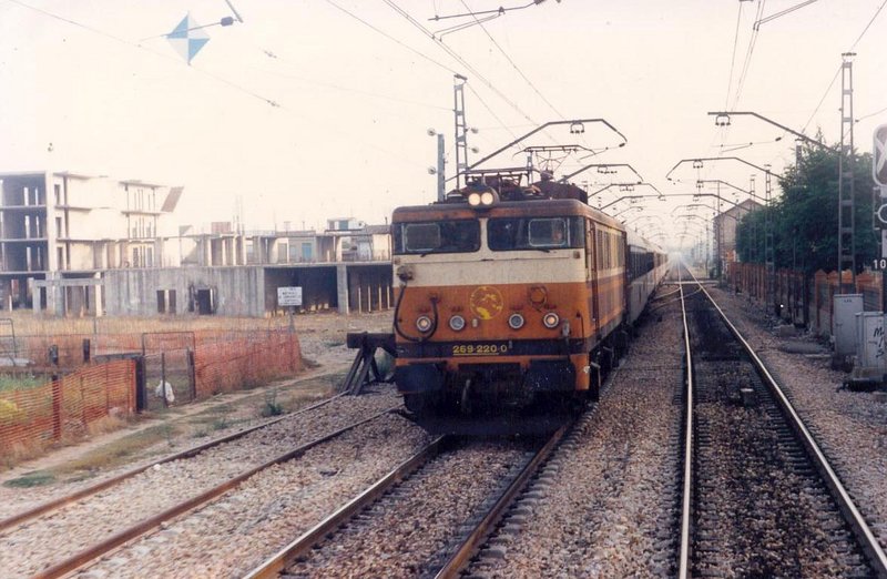 269-220 y el Estrella ''Albaicín''. En ruta hacia Valencia. 18-08-1993..jpg