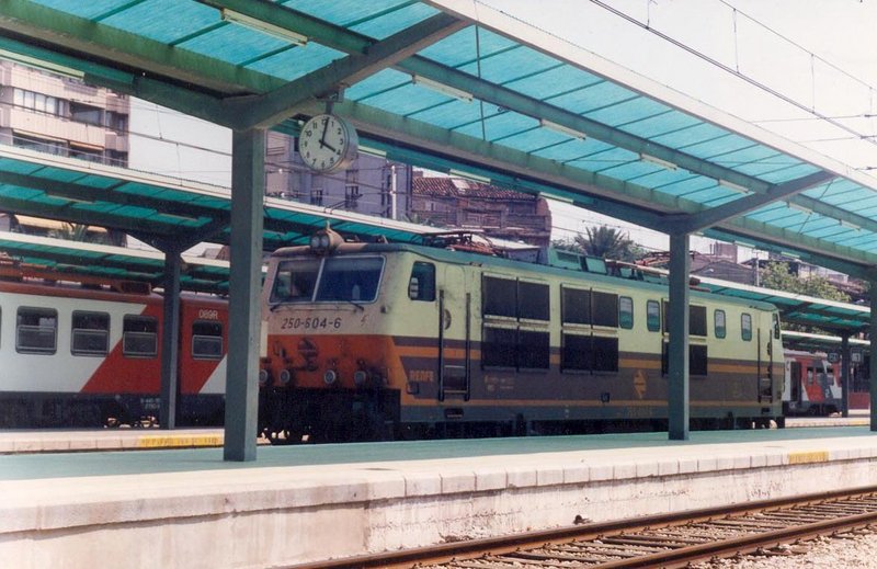 250-604 espera enganchar el ''Torre del Oro''. Valencia-Nord. 08-1993..jpg