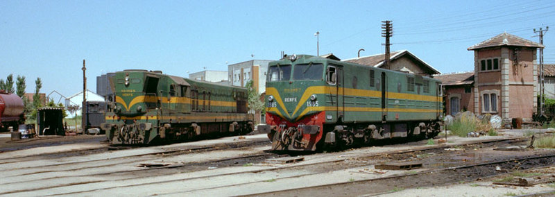 d129 GM 1.962 y 1.985 estacionadas en la rotonda del depósito de Alcázar en junio de 1976.jpg