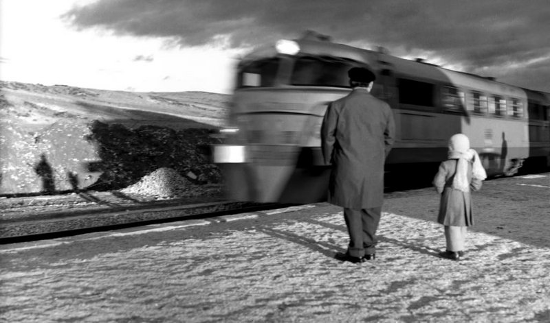 d24 El Talgo a toda mecha bajando por la gran recta que le llevará a las puertas de Cuenca, donde probablemente le espere una vez mas el TER inverso, y luego a Madrid. La Melgosa, hacia 1970.jpg