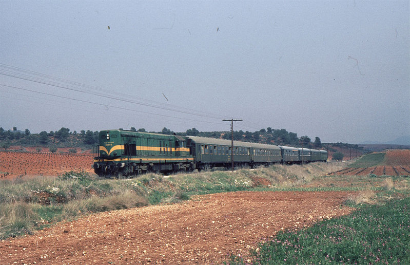 e08 La 1962 llanea entre Utiel y Cuenca con el ómnibus de Valencia a Madrid. Mayo de 1980.jpg
