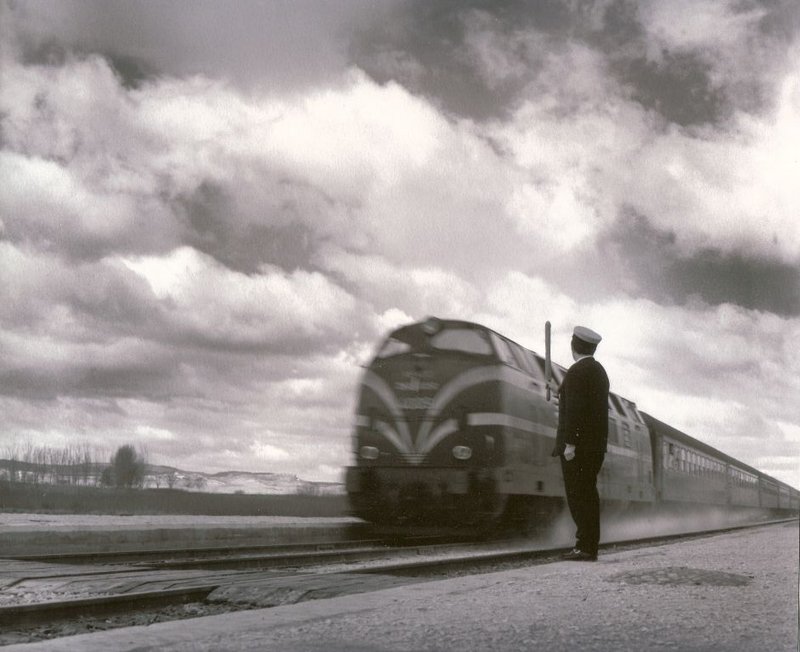 d15 Haciendo pruebas de velocidad con un tren vacío, pasa esta 4.000 haciendo retemblar Chillarón de Cuenca. Hacia 1970.jpg