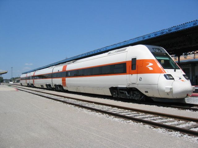 RENFE_598_Granada_1.jpg